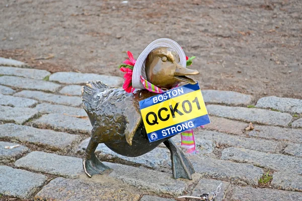 Socha z kachny hold Roberta mccloskeys příběh, "Uvolněte cestu pro káčátka", boston. — Stock fotografie