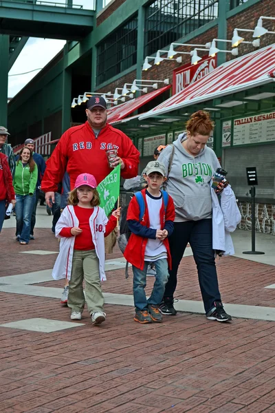 Κόκκινο sox οπαδούς στο πάρκο fenway στις 20 Απριλίου 2013 στη Βοστώνη, ΗΠΑ. Εικόνα Αρχείου