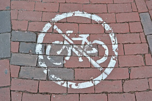 Nenhum sinal de bicicleta no tijolo vermelho, segurança moderna . — Fotografia de Stock