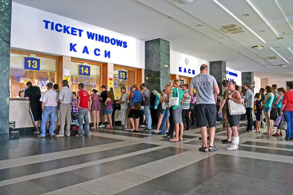 Pasengers köpa biljetterna på centralstationen i kiev, Ukraina. — Stockfoto