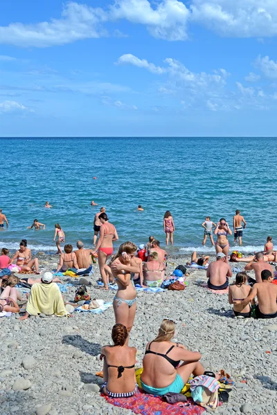 Krym, veřejná oblázková pláž poblíž Černého moře ve městě alushta, Ukrajina. — Stock fotografie