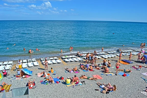 Krim, offentlig stenstrand nära Svarta havet, alushta, Ukraina. — Stockfoto