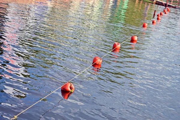 Linha de bóia de barreira laranja na água, meio ambiente . — Fotografia de Stock