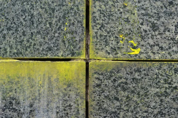 Gelb lackierte Granitsteinmauer, Bautechnik. — Stockfoto