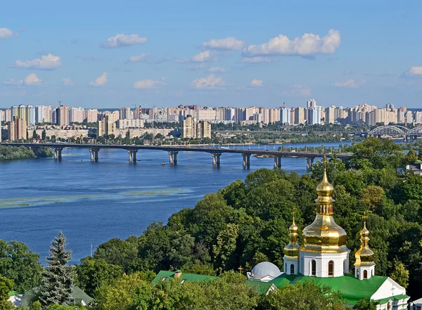 Kiev-Pechersk Lavra, fiume Dnieper, paesaggio di Kiev, estate . — Foto Stock
