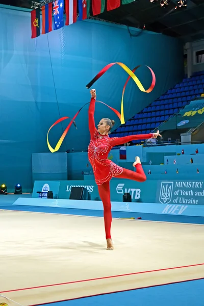 Gymnast in rode kleding met lint, ritmische gymnastiek Wereldkampioenschappen, kiev. — Stockfoto