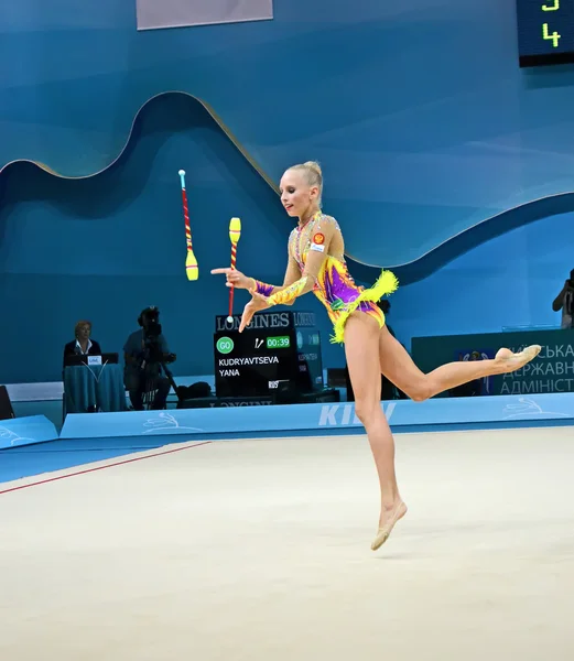 Yana kudryavtseva (russland) mit den Vereinen bei den 32. Weltmeisterschaften der Rhythmischen Sportgymnastik, kijew. — Stockfoto