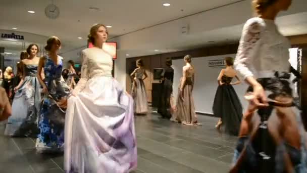 Mercedes Benz Kiev Fashion Days (MBKFD) 2014 в Киеве, Украина . — стоковое видео