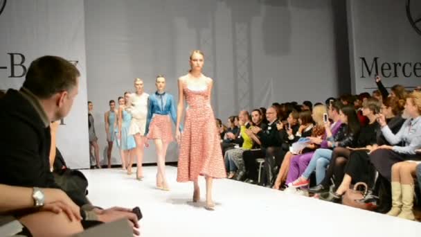 Mercedes Benz Kiev Fashion Days (MBKFD) 2014 em Kiev, Ucrânia . — Vídeo de Stock