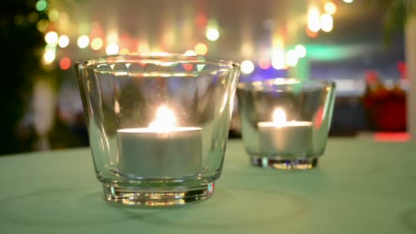 Peu de bougies comme lampes à feu sur la table , — Video