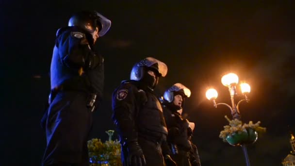 Pořádkové policie během Euro maidan setkání v Kyjevě, Ukrajina. — Stock video