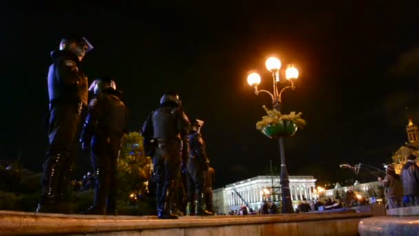 Policía antidisturbios durante la reunión de Euro Maidan en Kiev, Ucrania . — Vídeo de stock