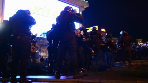 Policía antidisturbios durante la reunión de Euro Maidan en Kiev, Ucrania . — Vídeo de stock