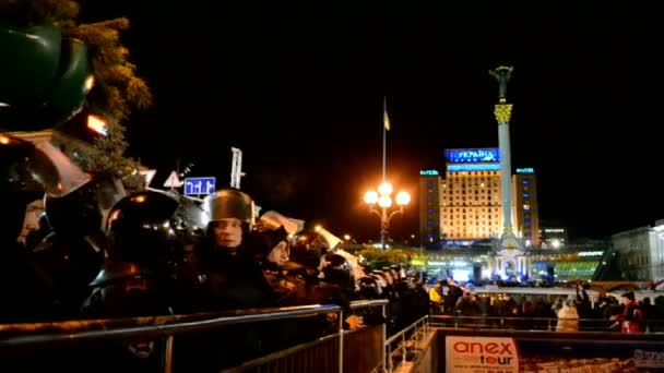 Policía antidisturbios durante la reunión de Euro Maidan en Kiev, Ucrania . — Vídeos de Stock