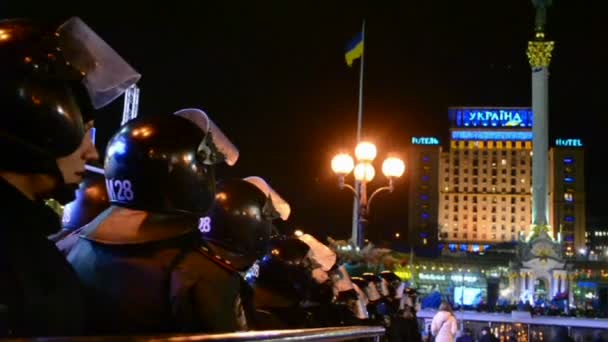 Bereitschaftspolizei während des Euro-Maidan-Treffens in Kiew, Ukraine. — Stockvideo