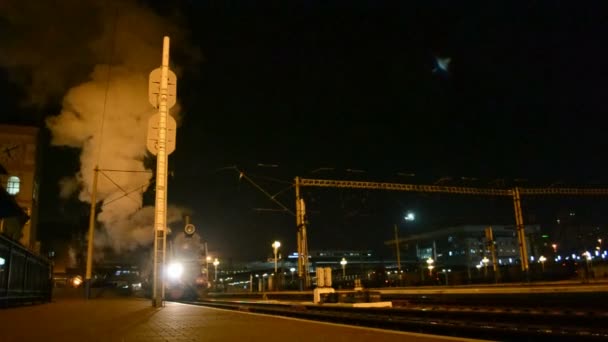 Ретро-локомотив, паровой двигатель с прожектором ночью . — стоковое видео