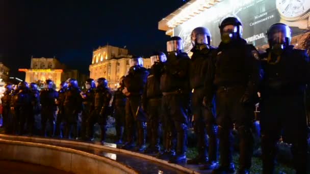 Rohamrendőrség Euro maidan értekezleten, Kiev, Ukrajna. — Stock videók