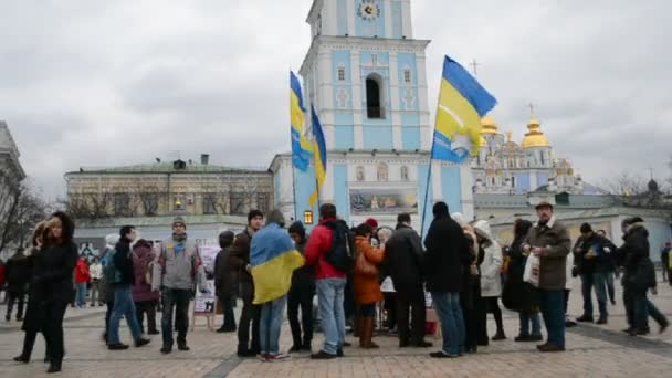 Ευρο-συνεδρίαση Μαϊντάν κοντά σε Καθεδρικός Ναός Αγίου Μιχαήλ στο Κίεβο, Ουκρανία. — Αρχείο Βίντεο