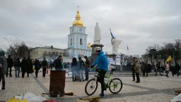 Euro maidan értekezlet közeli Szent Mihály székesegyháztól, Kijev, Ukrajna. — Stock videók