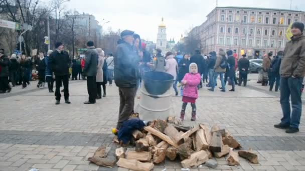 Встреча на Евромайдане возле Михайловского собора в Киеве . — стоковое видео