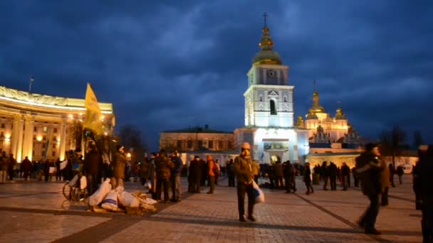Euro maidan meeting near St. Michael cathedral in Kiev, Ukraine. — Stock Video