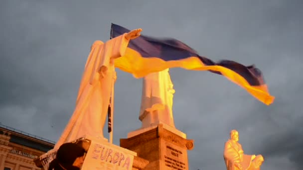 Памятник Ольге Кинг и флаги во время встречи на Евромайдане в Киеве . — стоковое видео