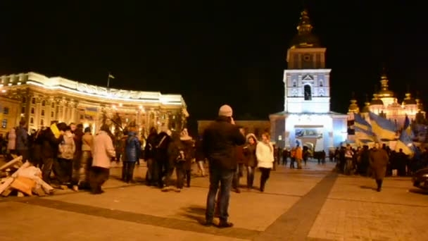 Euro maidan meeting near St. Michael cathedral in Kiev, Ukraine. — Stock Video