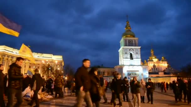 Demonstranten während des Euro-Maidan-Treffens in Kiew, Ukraine. — Stockvideo