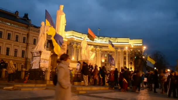 Euro maidan reunião perto da princesa Olga monumento em Kiev, Ucrânia . — Vídeo de Stock