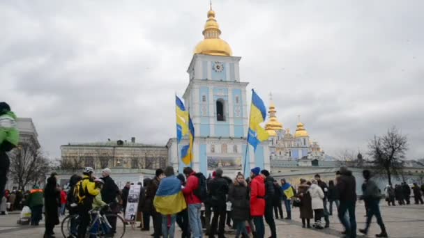 Manifestantes e bandeiras durante a reunião da Euro Maidan em Kiev, Ucrânia . — Vídeo de Stock