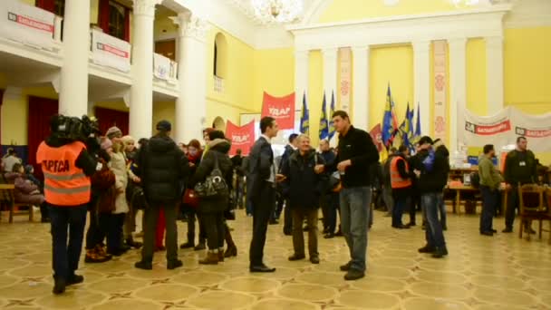 Kiev şehir devlet İdaresi (Kiev Belediye Meclisi), euro maidan toplantı, kiev. — Stok video