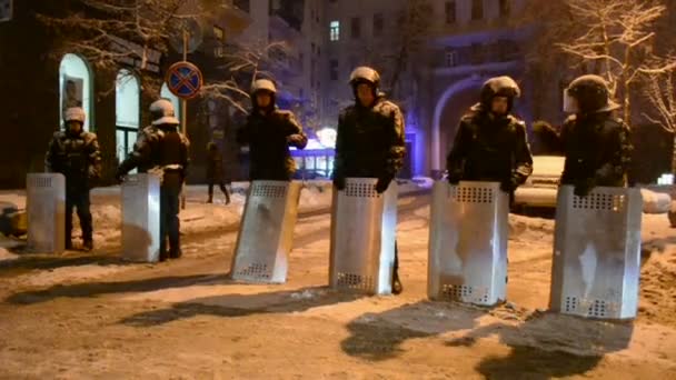 Security riot police during Euro maidan meeting in Kiev, Ukraine. — Stock Video