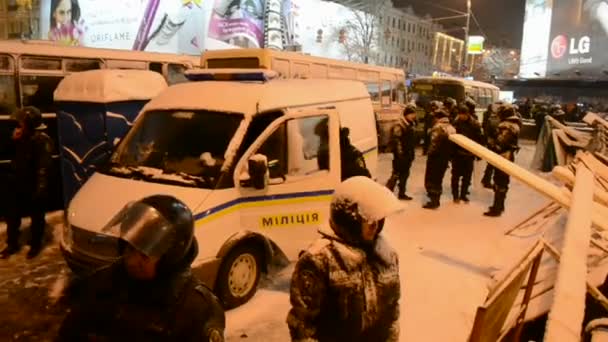 Security riot police during Euro maidan meeting in Kiev, Ukraine. — Stock Video