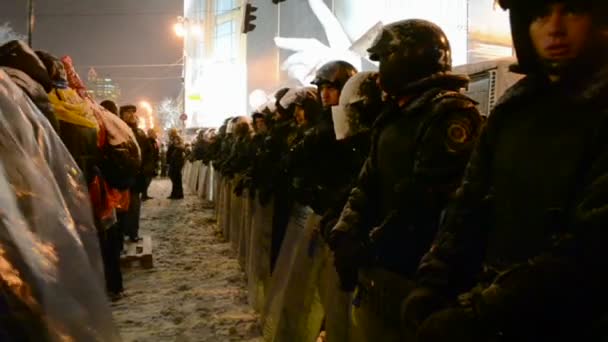 People guard during Euro maidan meeting in Kiev, Ukraine. — Stock Video
