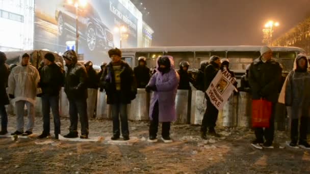 People guard during Euro maidan meeting in Kiev, Ukraine. — Stock Video