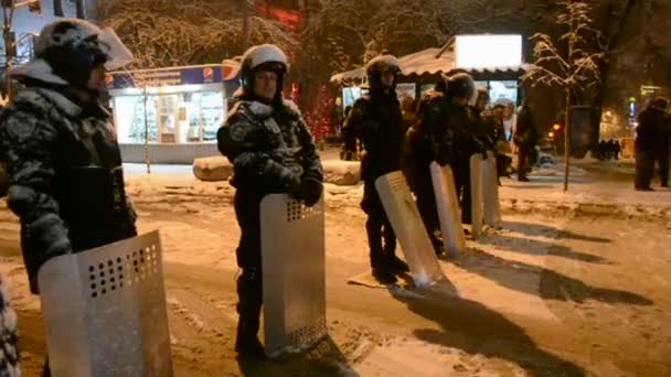 Police anti-émeute de sécurité lors de la réunion Euro maidan à Kiev, Ukraine . — Video