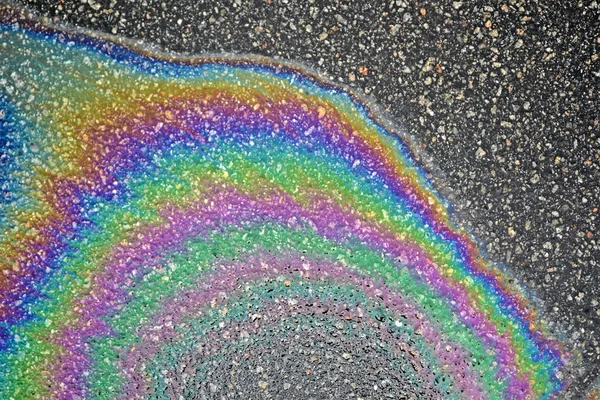 Mancha de bencina abstracta en asfalto, ambiente de estrés . — Foto de Stock