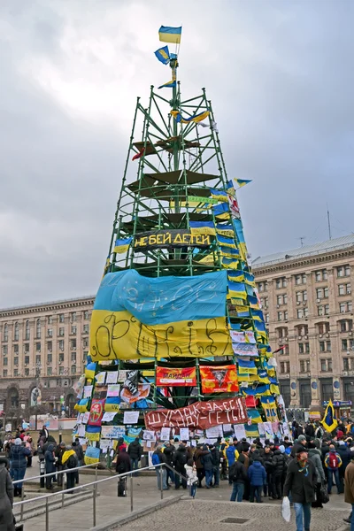 Tree construction from flags with slogans on Euro maidan in Kiev, Ukraine. — Stock Photo, Image