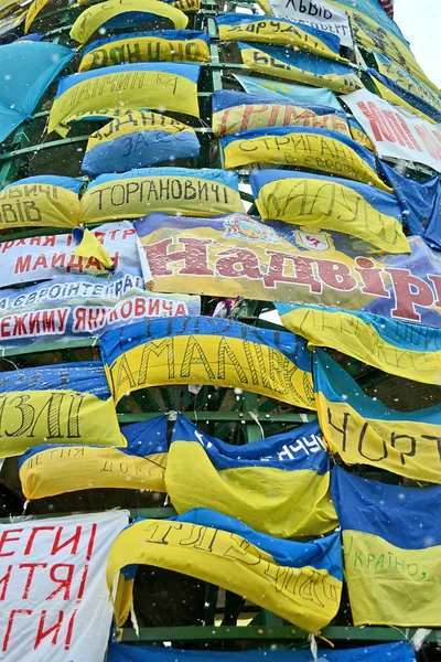 Parede de bandeiras em reunião de euro maidan em Kiev, Ucrânia . — Fotografia de Stock