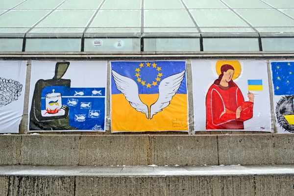 Plakáty na eura maidan setkání v Kyjevě, Ukrajina. — Stock fotografie