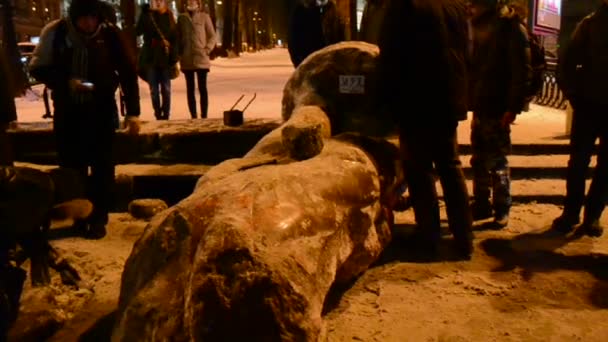 People near destroyed statue of Lenin during Euro-maidan in Kiev, Ukraine. — Stock Video