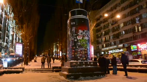 People near destroyed statue of Lenin during Euro-maidan in Kiev, Ukraine. — Stock Video