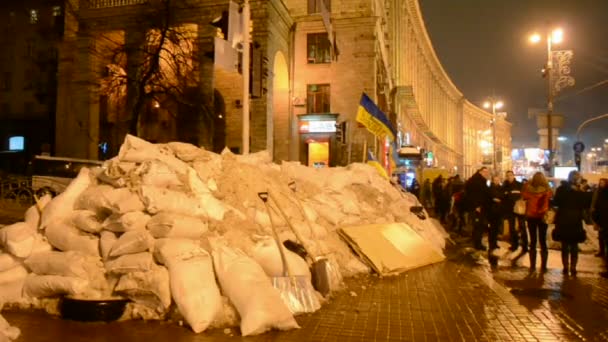 Barricada durante la reunión Euro Maidan en Kiev, Ucrania . — Vídeo de stock