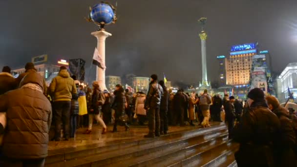 Protestující během eura maidan setkání v Kyjevě, Ukrajina. — Stock video