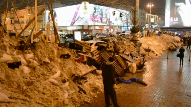 在基辅，乌克兰欧元 maidan 会议期间街垒. — 图库视频影像