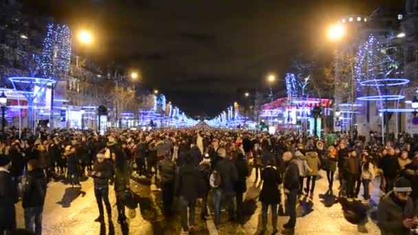 Paryż, avenue des champs Elysee, Francja, oświetlenie świąteczne. — Wideo stockowe