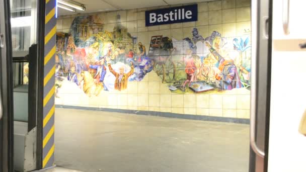 Paryskiego metra (aka metropolitalnych) w Paryżu, Francja. — Wideo stockowe
