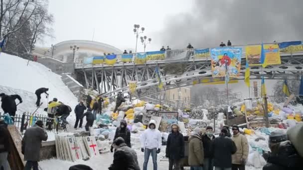 Barrikad, demonstranter i centrum under euron maidan möte i kiev, Ukraina. — Stockvideo