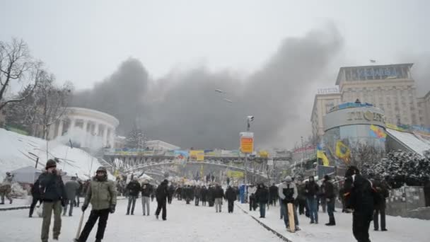 Manifestantes en el centro de la ciudad durante la reunión Euro Maidan en Kiev, Ucrania . — Vídeo de stock