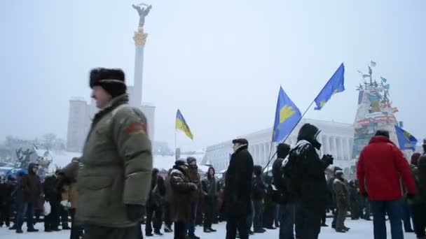 Demonstranten in het centrum van de stad tijdens euro maidan bijeenkomst in kiev, Oekraïne. — Stockvideo